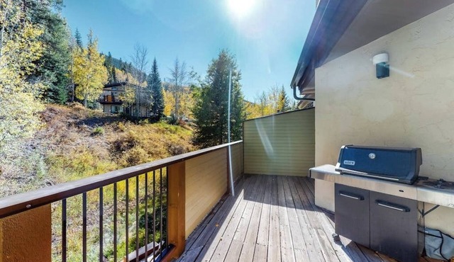 Comfortable, family-friendly townhouse with mountain views and a full kitchen in Vail