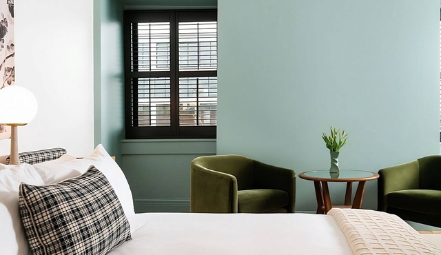 Comfortable Grand King Room: Pet Friendly Stay, Walk to Grand Amari in Portland