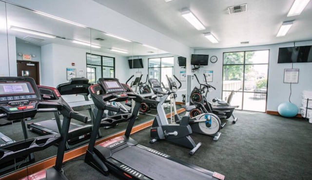 Comfy Hotel Stay w/Work Desk & Breakfast | Nr MFR in Medford