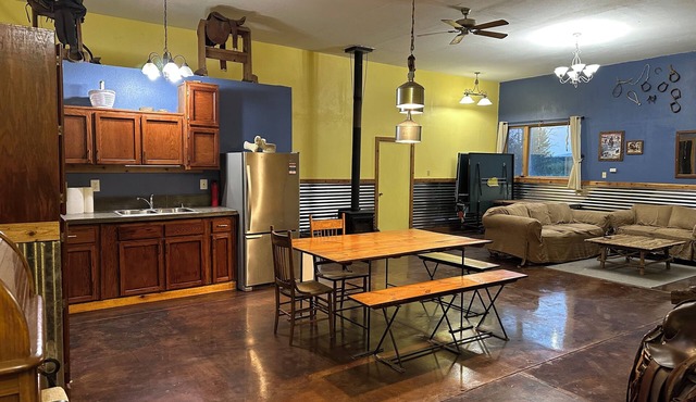 Converted Barn to your comfy get away, close to Yakima/Naches. Farm Stay Tieton in Cowichee