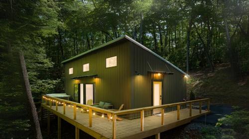 Couple's Cabin With Outdoor Movies, Firepit and Hot Tub - Rose Peak Loft in Blue Ridge