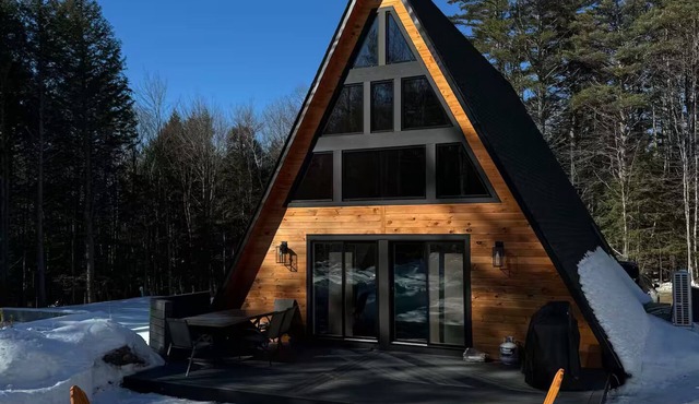 Cozy 2-bedroom A Frame chalet in delightful Danbury NH with WiFi and AC in Danbury