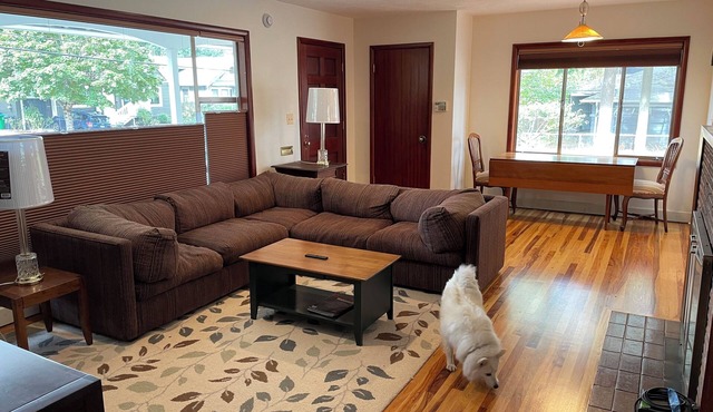 Cozy 2-bedroom cottage near McMenamins Kennedy School in Lovely Neighborhood in Portland