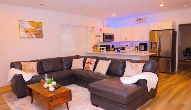 Cozy 3-Bedroom Home, 3 Min to Aurora’s Gaylord, 10 Min to Denver Airport! in Aurora