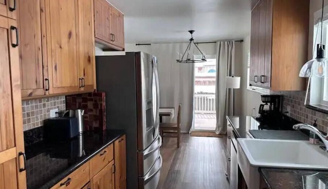 Cozy 4-bedroom ski house in adorable Holladay - Alta, Snowbird, Park City in Holladay