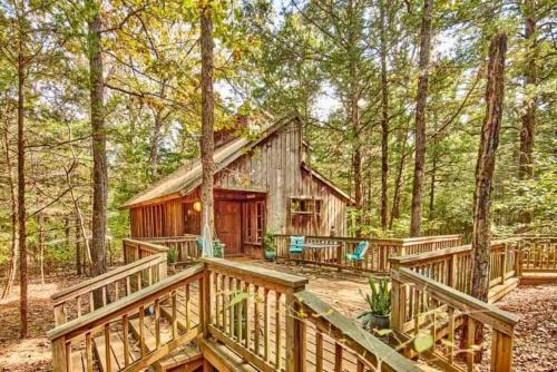 Cozy and Comfortable Kid-Friendly Cabin Rental for a Memorable Family Getaway Nestled in the Serene Forest in Ben Wheeler, Texas in Ben Wheeler