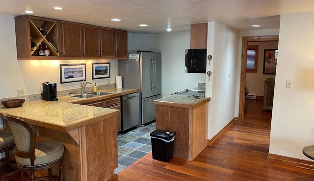 COZY AND PEACEFUL WEST VAIL, HUGE PRIVATE DECK, WALK TO BUS STOP in Vail