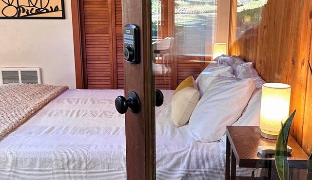Cozy Cabin Vibes! Walk to Hayward, Autzen, Matt Knight, anywhere on campus. in Eugene