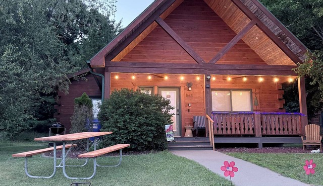 Cozy, clean,and welcoming 3-bedroom cabin next to Three Bears Resort in Warrens in Warrens