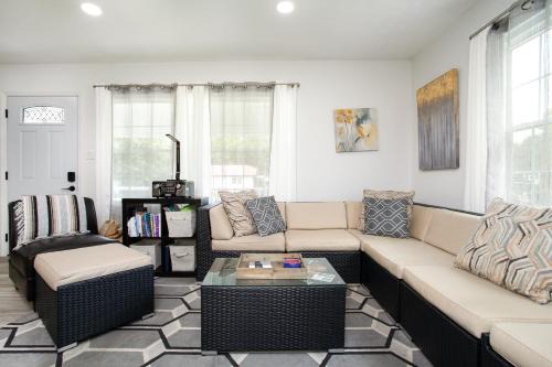 Cozy Corner Spacious Area Outdoor Lounges in Knoxville
