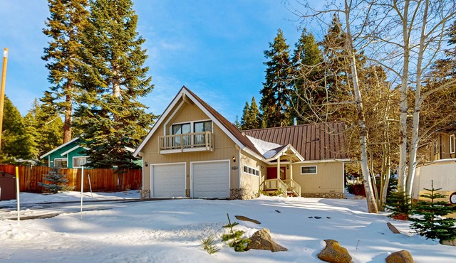 Cozy home with spacious deck, open floor plan, fireplace, nearby activities in Stateline