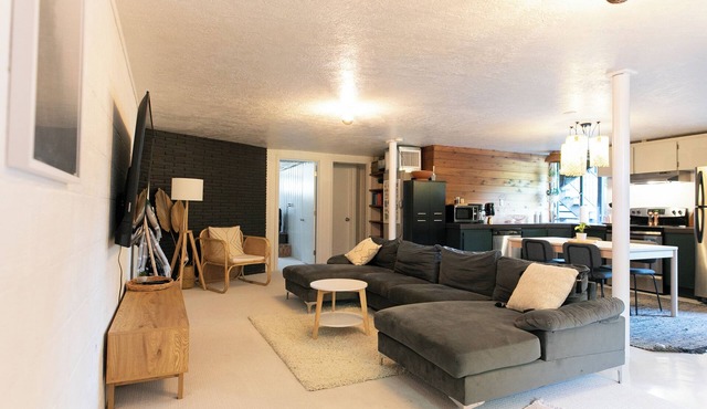 Cozy PNW Modern Hideaway – Great Location, Sleeps 4, Spacious Comfort in Monmouth