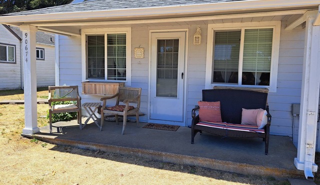 Cozy Sunset Beach Cottage By Lake and Ocean, Peaceful Setting *Wi-Fi* in Warrenton