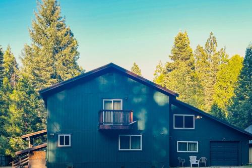 Creekside Escape w/Private Hot Tub in Shingletown in Shingletown