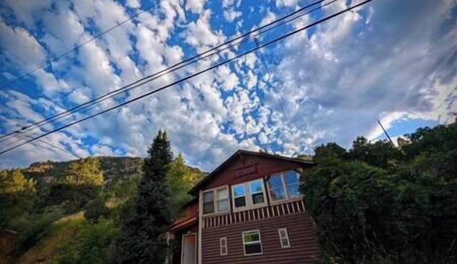Creekside Red Rocks Getaway in Idledale