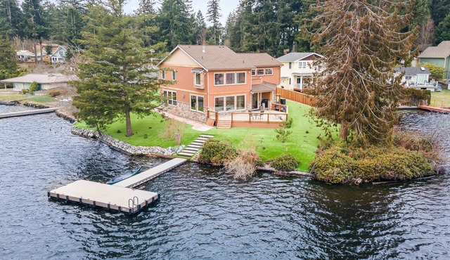 Custom-built lakefront lodge with a dock, deck, & grill for a party of eight in Black Diamond