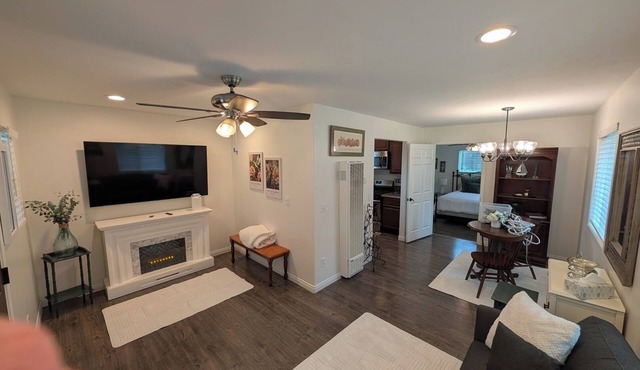 Cute Cozy 1-bedroom house w/Hot Tub in Valley Center