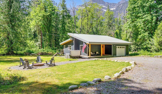 Deck, Hot Tub & Views: Sleek Getaway in Index! in Index