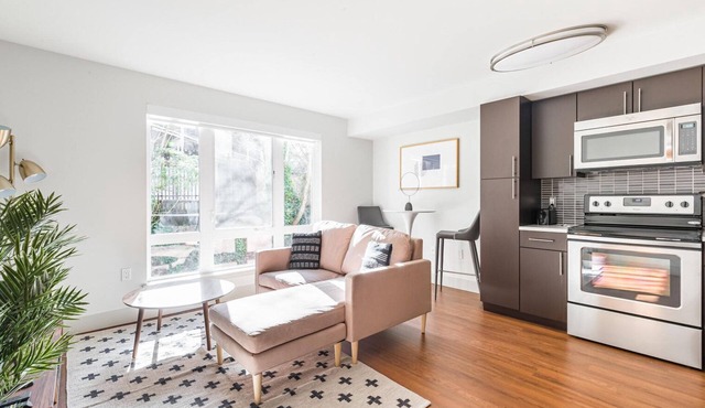 Delightful Bellevue 1BR w/Coffee Bar, nr Transport, by Blueground in Seattle