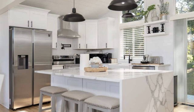 Delightful Family Home with 3 Bedrooms and Sprawling Backyard in Edmonds