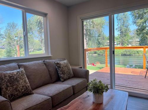 Deluxe Cabin 5 - Rogue River Resort in Grants Pass