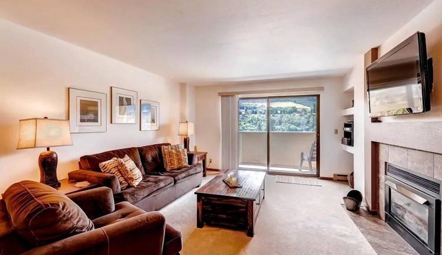 Deluxe Condo near Gondola | Fireplace & Balcony in Avon