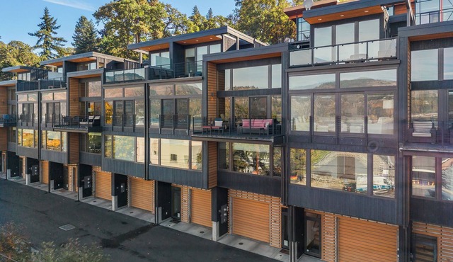 Deluxe modern townhome with big Columbia River Views in Downtown Hood River,! in Hood River