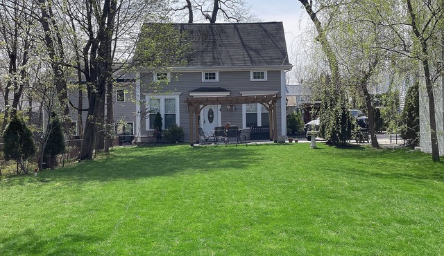 Deluxe Spacious 2-bedroom 2-story with gas fireplace Guest House in Newton