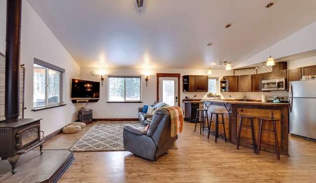 Denali Basecamp: Cozy Talkeetna Chalet w/Fire Pit in Talkeetna