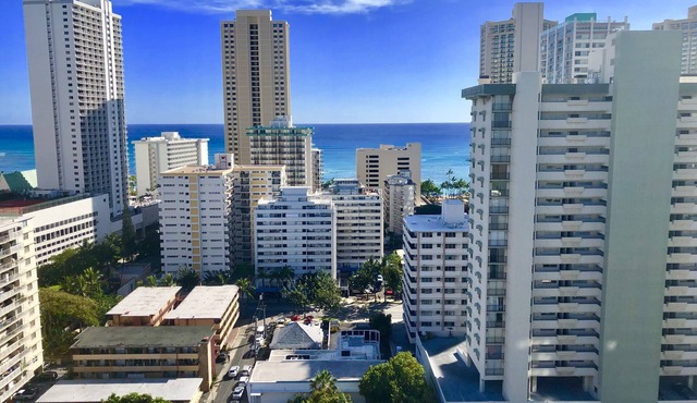 Diamond Head Penthouse 2bed/2bath Kitchen & Parking in heart of Waikiki.