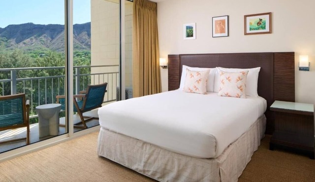 Diamond Head View King | Kaimana Beach Hotel | Scenic Room with a View