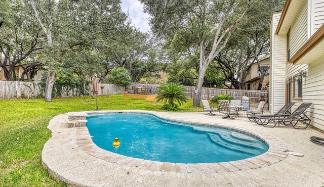 Dog-friendly chic home w/private outdoor pool, gas grill, & enclosed backyard in San Antonio