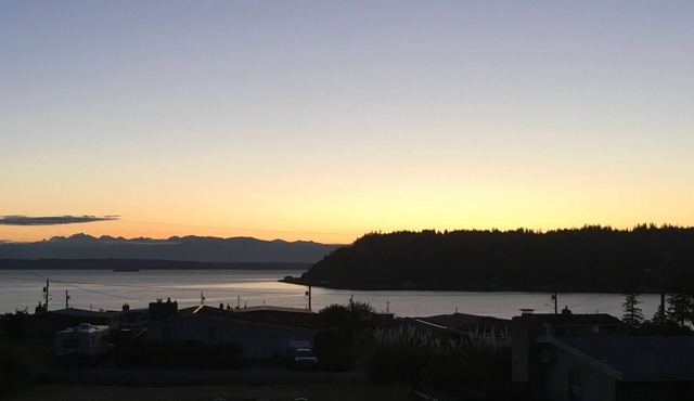 Dog friendly, community beach, tennis, hot tub, view! in Clinton