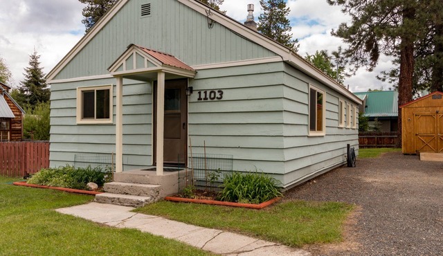 Dog friendly historic cabin steps to downtown McCall in Mccall