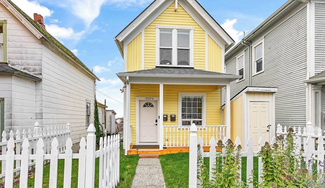 Downtown Sunny Farmhouse with Bay Views, 3 Kings, Bellingham WA in Bellingham