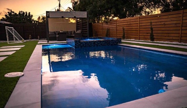Dream Yard Oasis Heated Pool Near Beach Sleeps 10 in Pompano Beach