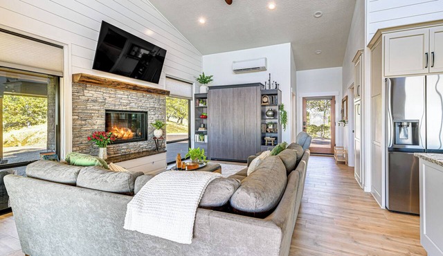 Dreamy Hilltop View: Roseburg Retreat w/Hot Tub! in Roseburg