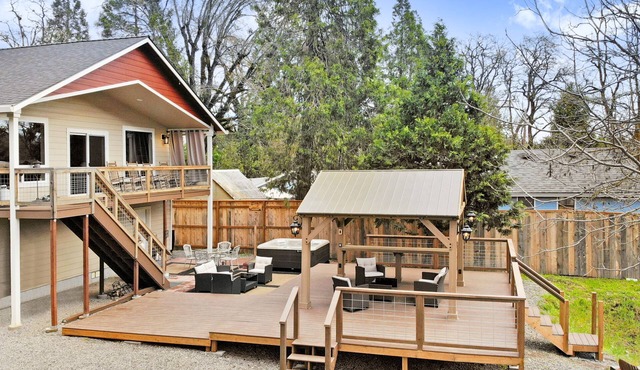 Drift Away - A beautiful River front home in Southern Oregon in Gold Hill