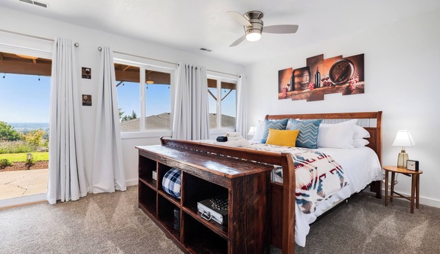 Dundee Hills Haven | King Suite, Sauna & Views in Dundee
