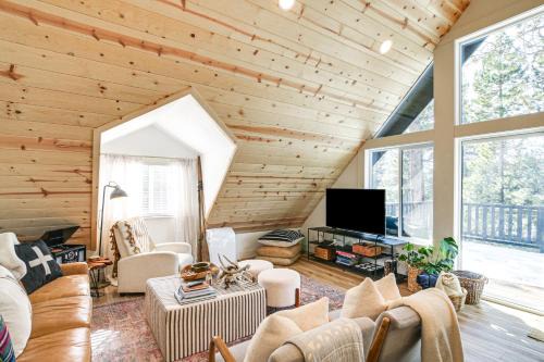 East Shore Peninsula Cabin w/Pickleball Court in Lake Almanor
