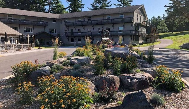 Elegant Lodge with Bunkbeds | Skiing Haven in Iron Mountain