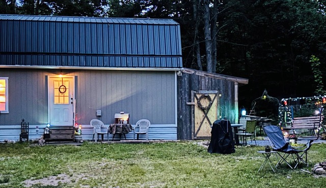 Enchanting cabin with AC in charming Frederic. 1 bedroom studio in the Woods. in Frederic