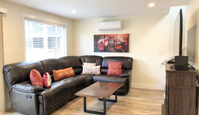 Entire Semi-Detached Kirkland Townhome in Kirkland