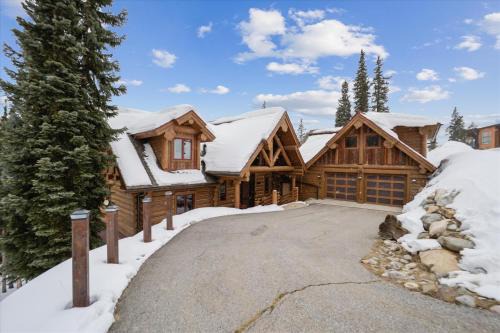 Experience Goldenview Lodge, a beautiful log home with multiple decks, stunning views and hot tub in Breckenridge