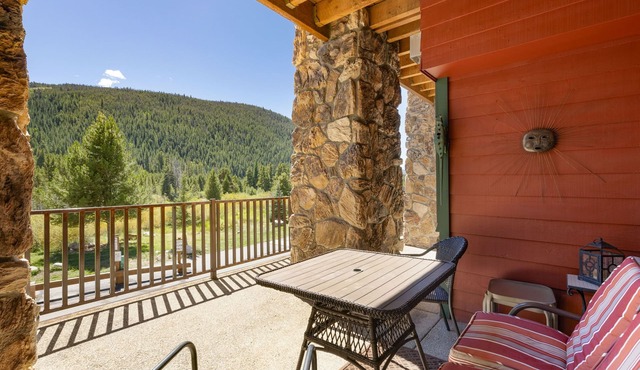 Extra Large Condo, Amazing Views, Community Hot Tub - Quick Walk to Slopes! in Keystone