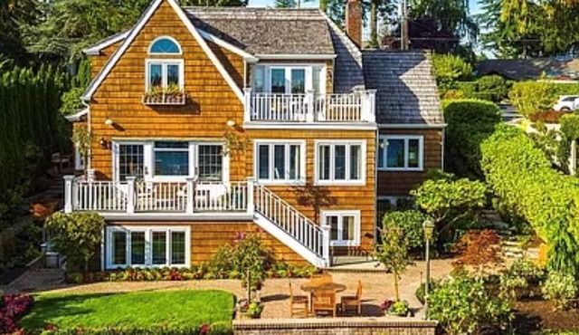 Fabulous Lake Washington Estate Unlike Any Others - Sleeps 18 in Medina