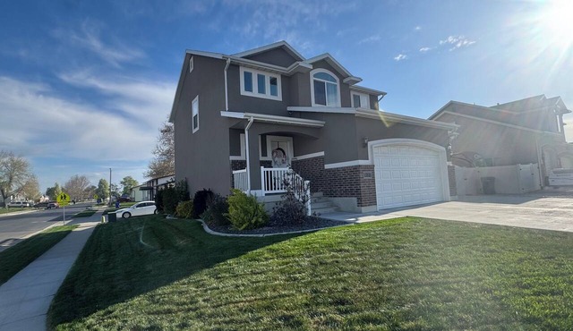 Family and pet friendly 5-bedroom home in charming Clearfield in Clearfield