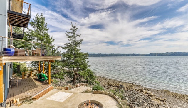 Family & dog-friendly waterfront home w/free WiFi & a full kitchen in Brinnon