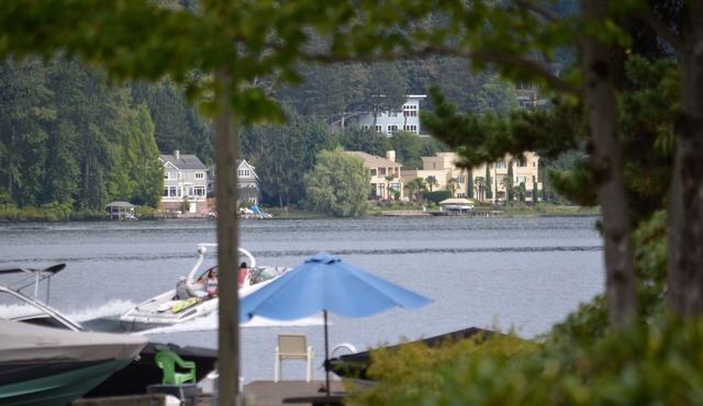 FIFA WORLD CUP! Luxury Lakefront Lake Sammamish Apartment in Redmond