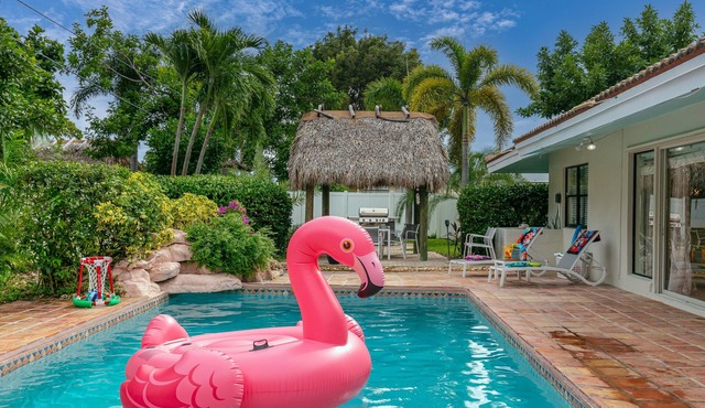FL Luxury! 4BR/2.5BA/Kng Ste,Htd Amazing Pool,Tiki Hut & Fire Pit -Walk to Beach in Pompano Beach